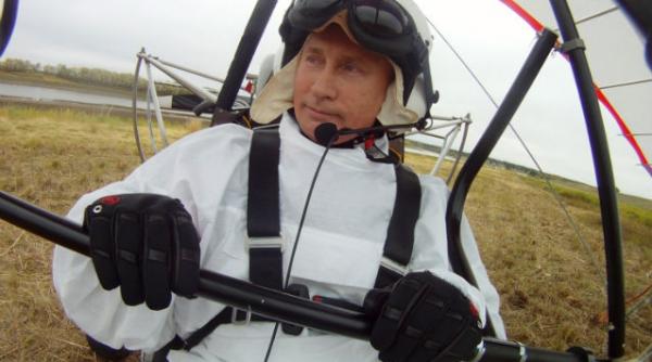 video putin a zburat cu deltaplanul alaturi de un stol de cocori siberieni
