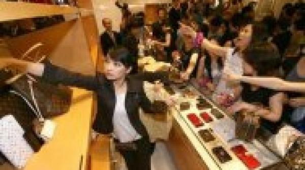 chinezii cumpara un sfert din produsele de lux la nivel mondial