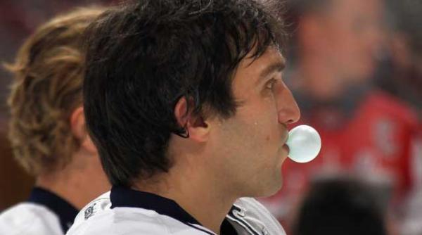 era etichetelor mincinoase apune guma nu va face dintii mai albi si sanatatea de fier nu se gaseste la magazin