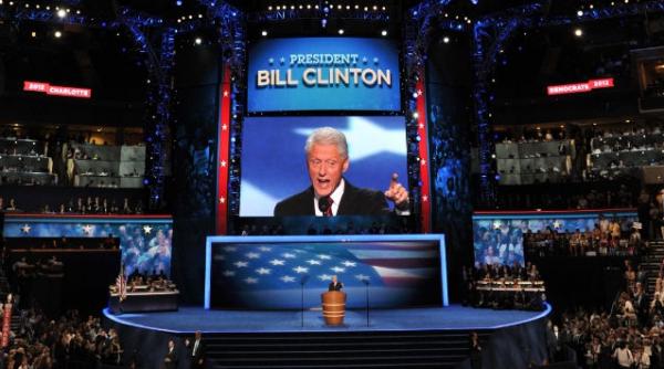 foto cum a vazut hillary clinton discursul sotului ei pentru sustinerea lui obama