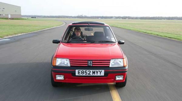 legende pe roti hammond conduce peugeot 205 gti