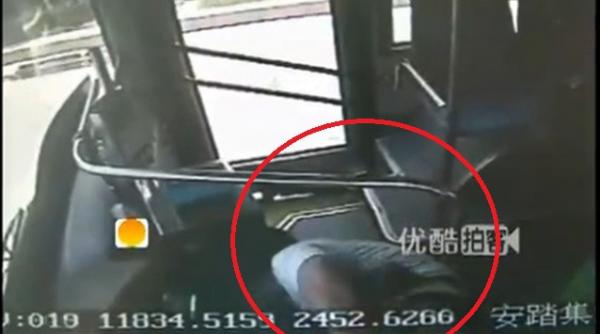 imagini incredible soferul unui autobuz moare la volan vezi ce fac pasagerii