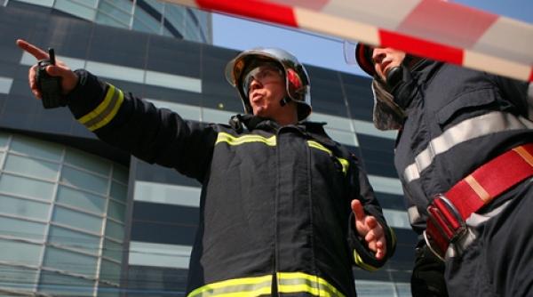 panica intr un mall din arad dupa ce bucati din plafonul din rigips s au prabusit nu au fost inregistrate victime