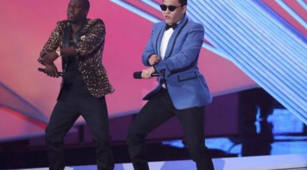 psy rapperul coreean care a strans peste 120 de milioane de vizualizari pe youtube a facut spectacol la mtv video music awards video