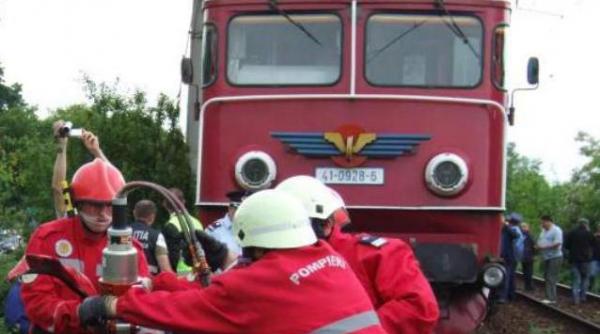 tragedie in covasna opt persoane au murit dupa ce un tractor cu remorca a fost lovit de un tren de calatori