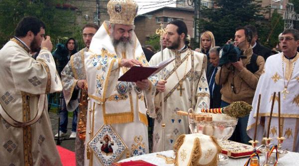 patriarhul daniel a lesinat in timpul slujbei de sfintire a unei biserici la mizil