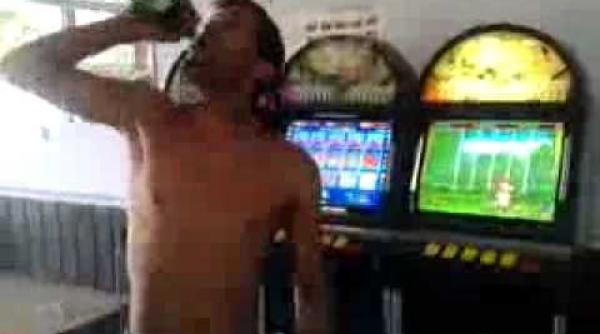 un sucevean a pierdut toti banii la pacanele asa ca s a razbunat pe aparate cu toporul