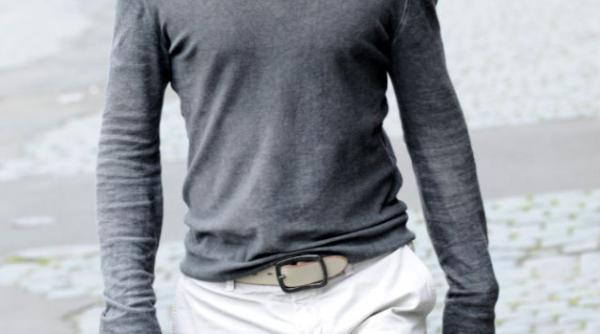 brad pitt se simte in siguranta doar cu o arma in casa