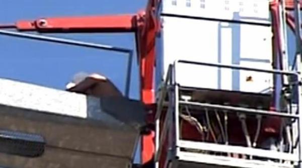 protest in sectorul 4 un barbat ameninta ca se va arunca de pe o macara