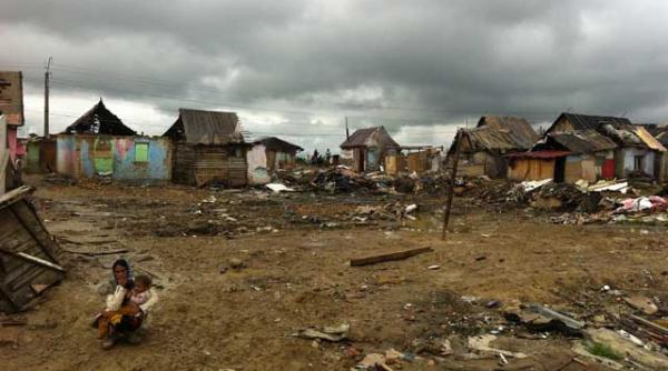 romii de la baia mare sclavii interlopilor un copil de 6 saptamani a murit in ghetoul de la combinatul cuprom