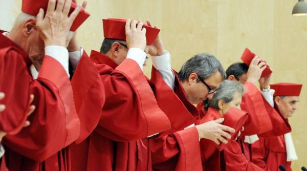 soarta zonei euro decisa de curtea constitutionala a germaniei hotararea judecatorilor poate duce la caderea guvernului de la berlin