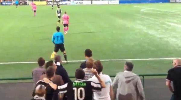 video cum se distreaza un grup de suporteri suedezi pe seama arbitrului asistent in timpul unui meci