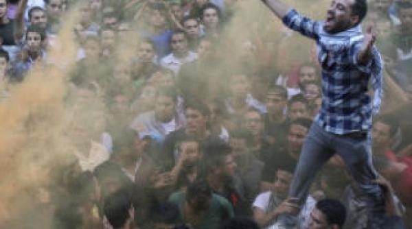 ambasada americana la cairo luata cu asalt drapelul sua din incinta a fost smuls si apoi ars