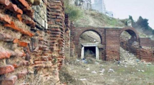 ce se afla sub cel mai mare oras din romania este o poarta uriasa spre trecut misterele pe langa care treci zilnic