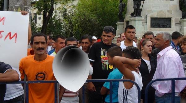 romii protesteaza la usa lui basescu vrem sa muncim nu vrem sa cersim