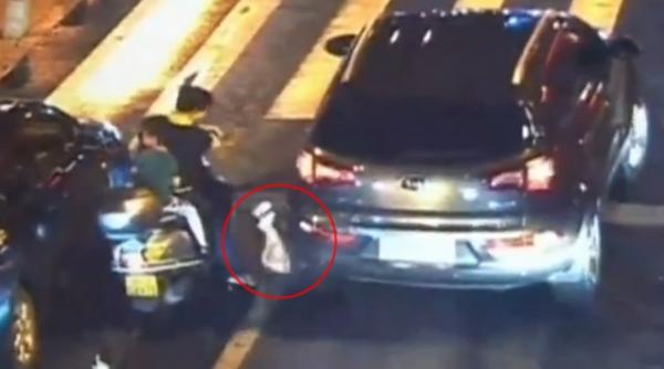 video nu o sa ti vina sa crezi o masina trece peste capul unui copil intr o intersectie