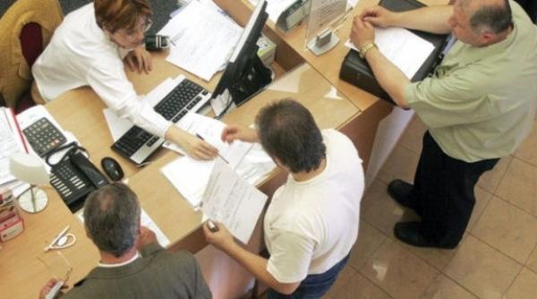 trei angajati ai unei banci clujene au furat 23 de clienti cu peste jumatate de milion de lei