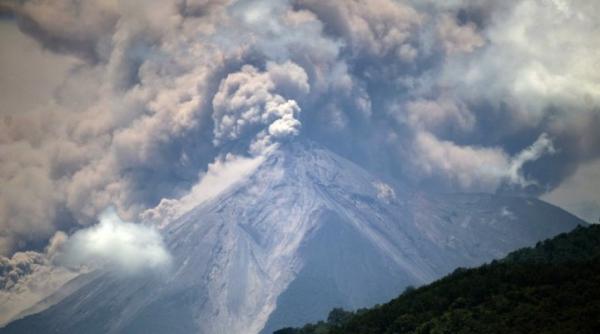 fuego s a trezit si erupe zeci de mii de persoane evacuate in urma celei puternice eruptii a vulcanului din ultimul deceniu video