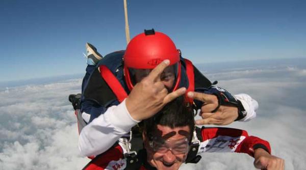 parasutistii profesionisti se pot perfectiona saptamana viitoare la clinceni la bucharest skydiving boogie