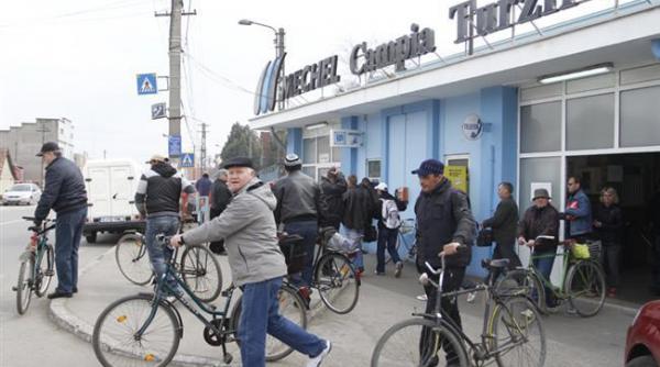 sute de oameni protesteaza la mechel campia turzii impotriva inchiderii combinatului siderurgic liviu pop contractul de privatizare a fost respectat integral