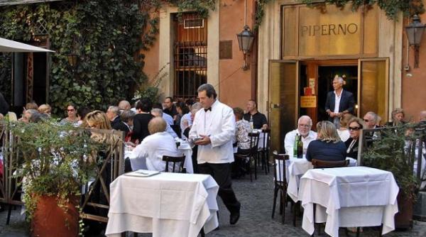cine este diplomatul roman din italia care plateste consumatia la restaurant doar cand vine politia