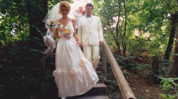 foto rochia de mireasa a judecatoarei iulia motoc versus cea a elenei basescu