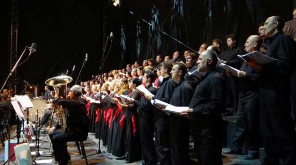 iubitorii de opera in strada