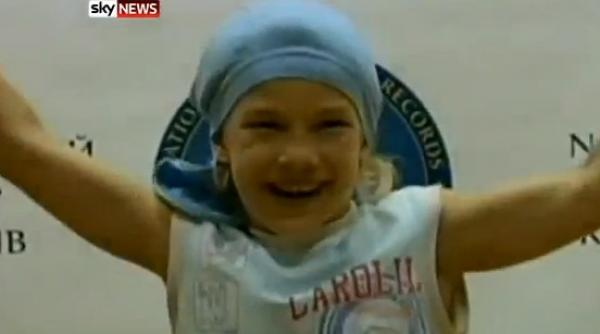 muschi de fier vezi cate mii de flotari a facut acest pusti de 7 ani pentru a intra in cartea recordurilor video