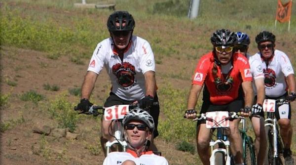 turisti straini care fac turul europei pe biciclete atacati cu pietre de romi in salaj