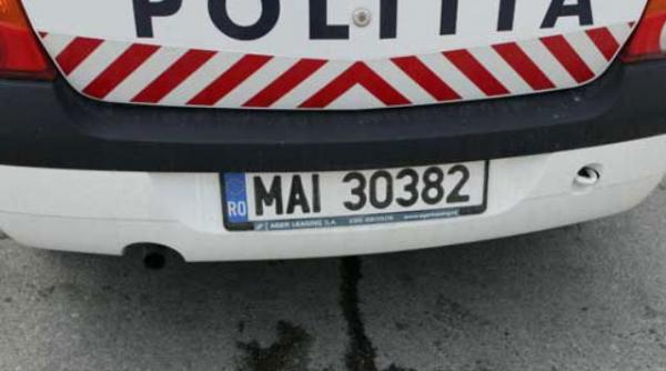 o masina a politiei care circula pe contrasens s a ciocnit frontal cu un opel astra