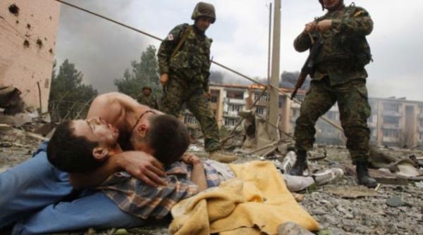 val de crime in afganistan trei atentate asupra truplor nato de partea cealalta peste 30 de insurgenti si civili ucisi de bombardamente