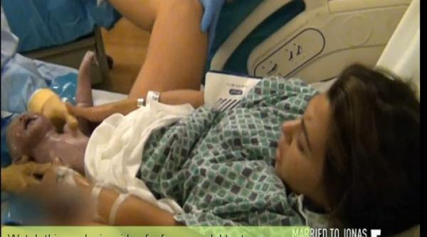 nastere la televizor venirea pe lume a micutei penelope o noua afacere a clanului kardashian video