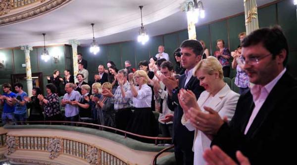 sclavii din est urca pe scena