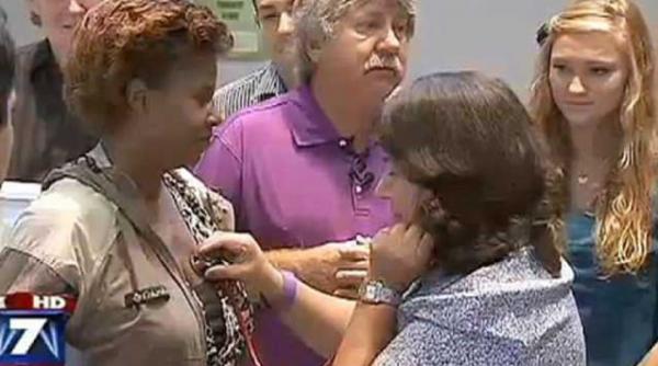 momentul emotionant o mama asculta inima baiatului ei batand in alt corp video