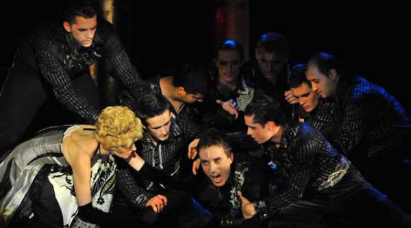 opereta pleaca un an in turneu