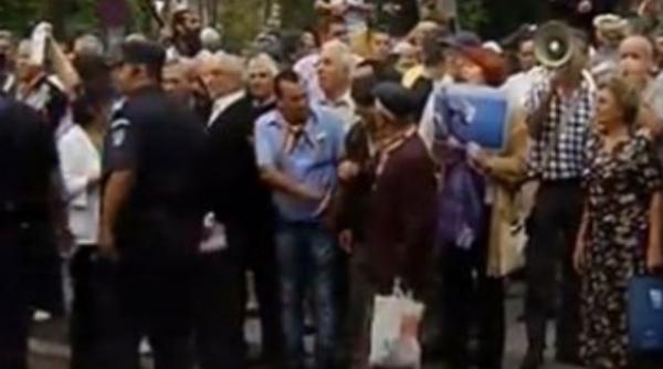 un tanar care a vrut sa arunce un sul de hartie igienica spre palatul cotroceni oprit cu forta de jandarmi