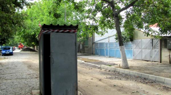 unde se duce dorel sa si faca nevoile vezi unde si a pus wc ul un grup de muncitori