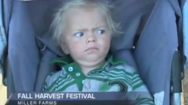 video un bebe incepe sa planga cand reporterul tv il compara cu einstein