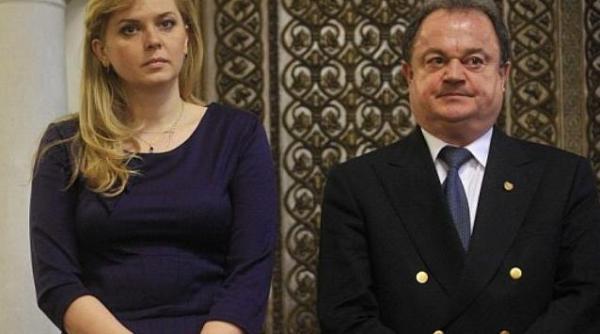 in urma deciziei de azi ccr ar putea judeca revocarile din functie ale lui blaga si anastase