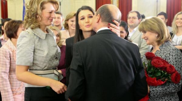 inca un basescu in politica fiica cea mare a pesedintelui va candida pentru un loc in parlament