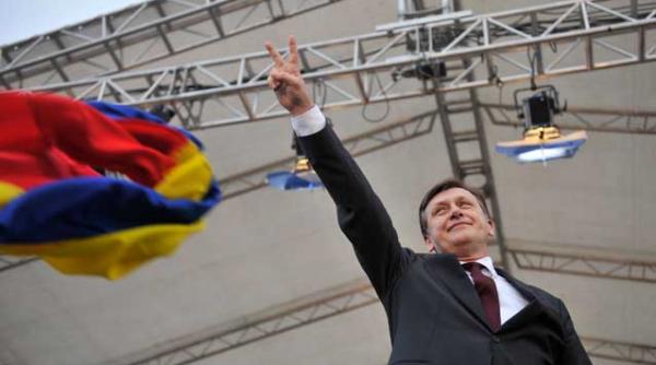 crin antonescu implineste 53 de ani ar fi bine ca noi toti sa avem nivelul de forta spirituala cat sa putem trai fiecare zi din viata noastra ca si cum ar fi ultima