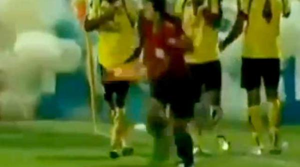 fotbal exploziv o grenada aruncata din tribune a explodat in timpul unui meci din liga campionilor asiei