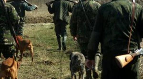 vanatori padurari jandarmi si caini pe urmele ursului ucigas localnicii avertizati ca animalul este foarte periculos