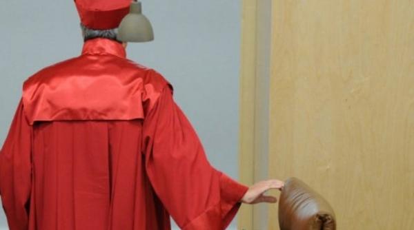 top 15 cele mai ridicole procese de la datul in judecata al mortului nepoliticos la acuzarea lui dumnezeu de amenintari teroriste