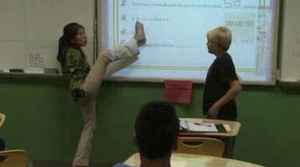 video nascuta fara maini isi instruieste elevii cu picioarele