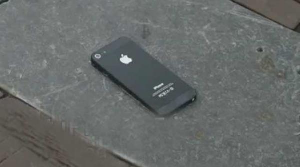 video un iphone5 lipit de asfalt e dorit la fel de mult ca unul din magazin