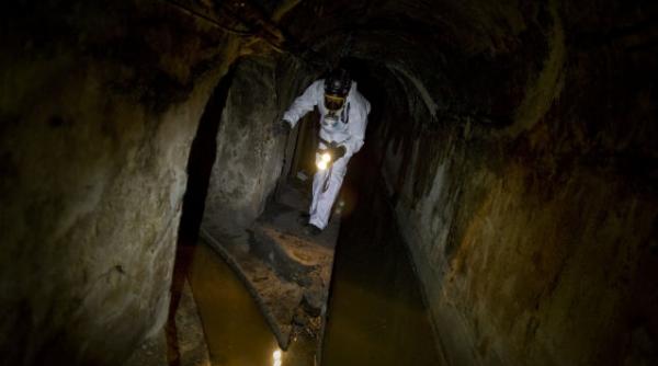 locuitorii unui oras din zimbabwe rugati sa traga apa la unison