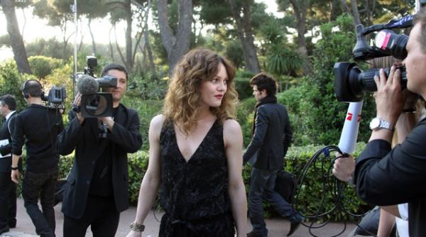 vanessa paradis are o relatie cu fostul iubit al carlei bruni