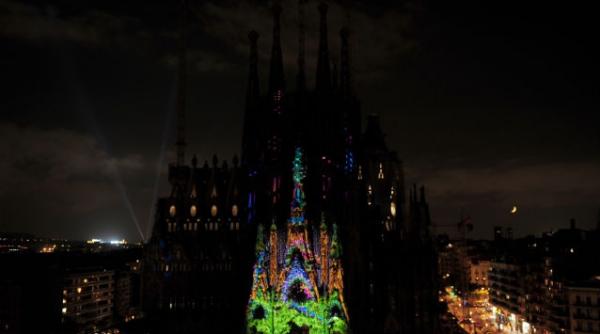 video sagrada familia intr un spectacol impresionant de lumini