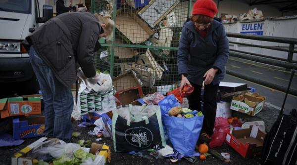 alimente culese din gunoaie solutia de criza la spanioli video
